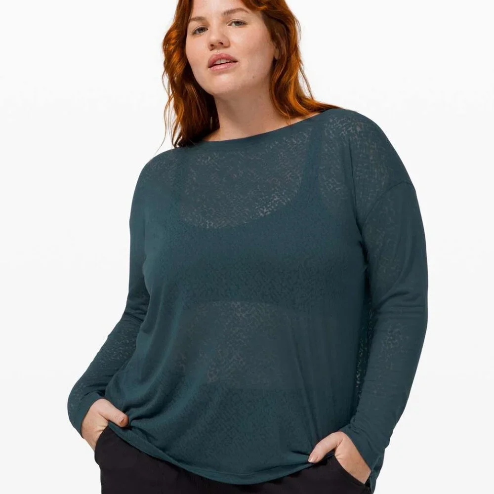 Lululemon Back In Action Long Sleeve Veil Submarine